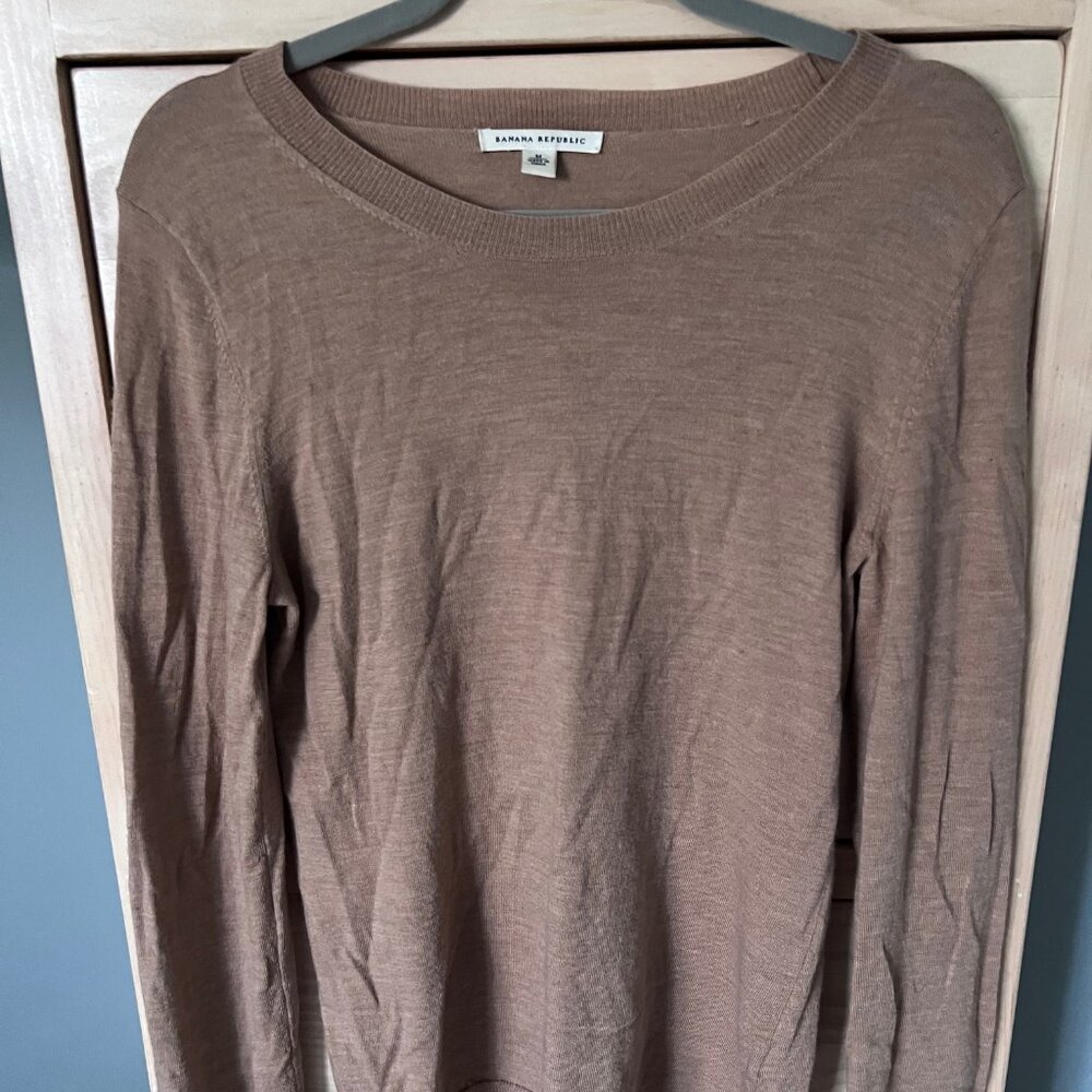 Thin soft tan Banana Republic sweater (M)